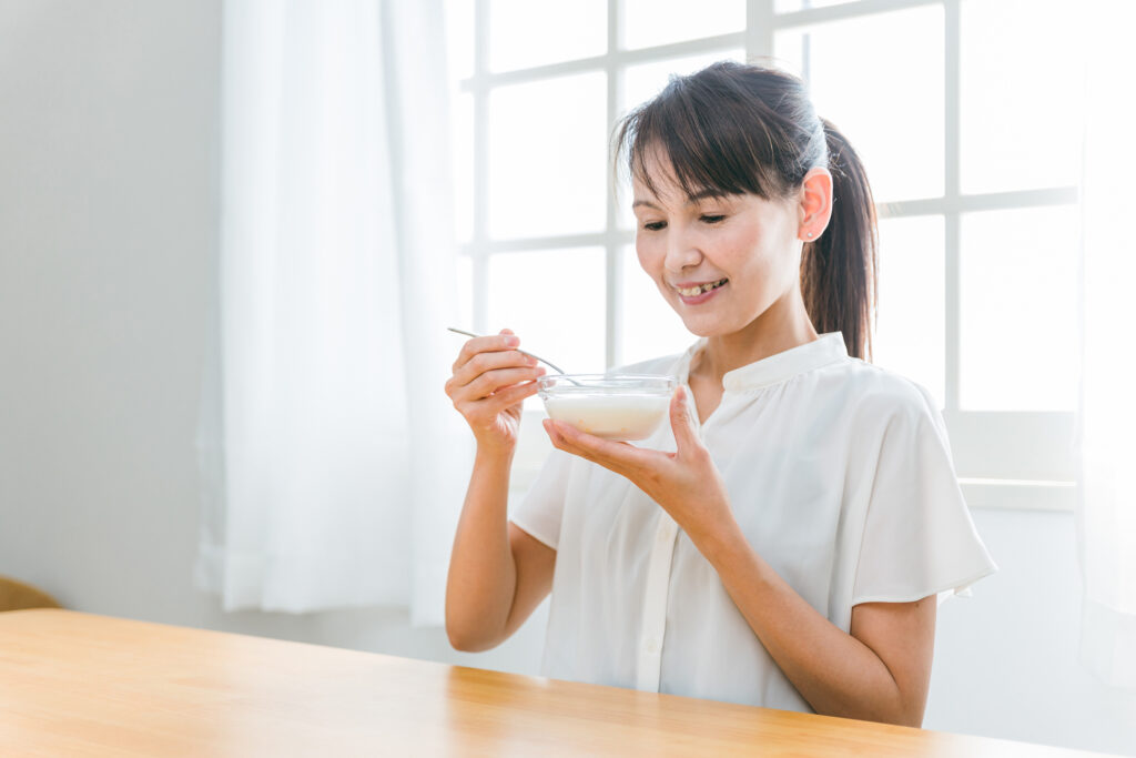 ヨーグルトを食べる女性